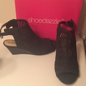 Black wedges